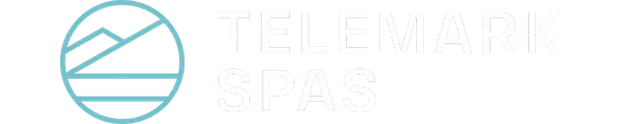 Logoen til Telemark Spas med blått sirkulært emblem med overliggende diagonale linjer ved siden av firmanavnet i hvitt, designet i samarbeid med Tufte Management.